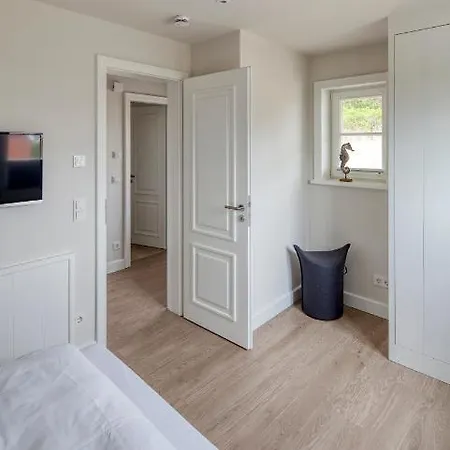 Rantum Dorf - Ferienappartments Im Reetdachhaus 3 & 4 *